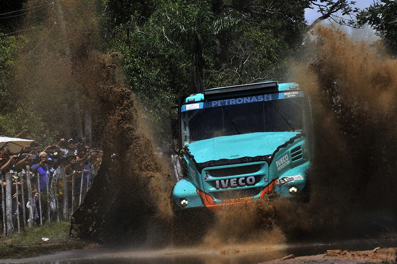 Dakar 2017: strong IVECO line-up secures podium finish on day one